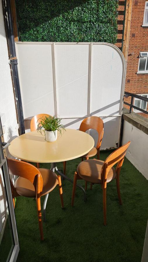 Spacious Two Bedroom Apartment In Battersea, Free Parking 伦敦 外观 照片