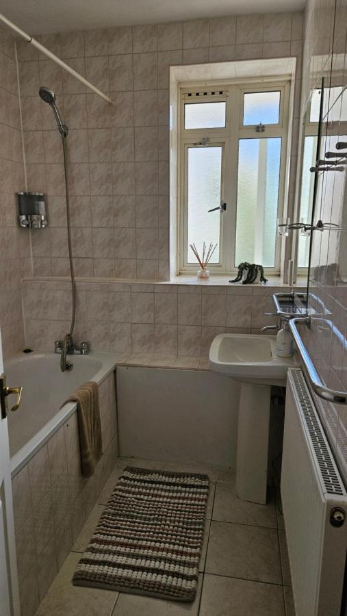 Spacious Two Bedroom Apartment In Battersea, Free Parking 伦敦 外观 照片